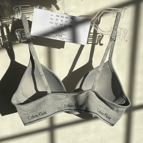 NWT Calvin Klein Grey Seamless Wireless Bra ( size XS / 32A ) - Picture 2 of 3